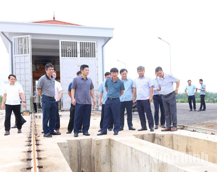 Đoàn công tác kiểm tra thực tế tại Cụm công trình đầu mối cống, Âu thuyền Tắc Giang.
