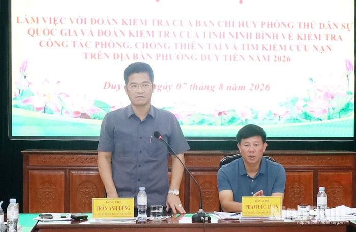 Đồng chí Trần Anh Dũng, Ủy viên Ban Thường vụ Tỉnh ủy, Phó Chủ tịch UBND tỉnh, Phó Trưởng Ban Thường trực Ban Chỉ huy Phòng thủ dân sự tỉnh phát biểu tại hội nghị.