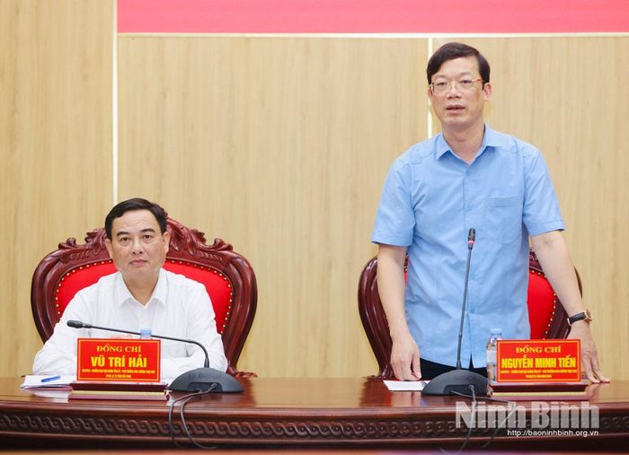 Đồng chí Nguyễn Minh Tiến, Ủy viên Ban Thường vụ Tỉnh ủy, Trưởng Ban Nội chính Tỉnh ủy, Phó Trưởng Ban Thường trực Ban Chỉ đạo phòng, chống tham nhũng, lãng phí, tiêu cực tỉnh Ninh Bình phát biểu tại hội nghị.