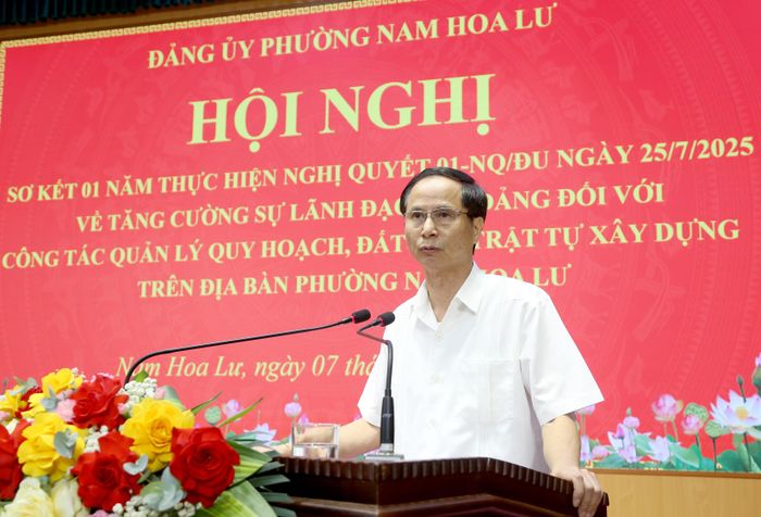 Đồng chí Bùi Thiện Thi, Tỉnh ủy viên, Bí thư Đảng ủy, Chủ tịch HĐND phường Nam Hoa Lư phát biểu tại hội nghị.