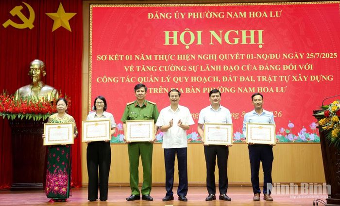 Lãnh đạo Đảng ủy phường Nam Hoa Lư trao Giấy khen cho các tập thể có thành tích trong thực hiện Nghị quyết 01-NQ/ĐU.