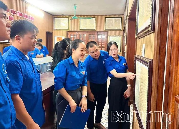 Đoàn thanh niên - Hội Liên hiệp thanh niên các xã: Dũng Tiến, Kim Bôi, Hợp Kim, Mường Động và Nật Sơn phối hợp tổ chức chương trình "Hành trình về địa chỉ đỏ năm 2026” tại Di tích địa điểm Bác Hồ về thăm Huyện ủy Kim Bôi ngày 19/9/1964.