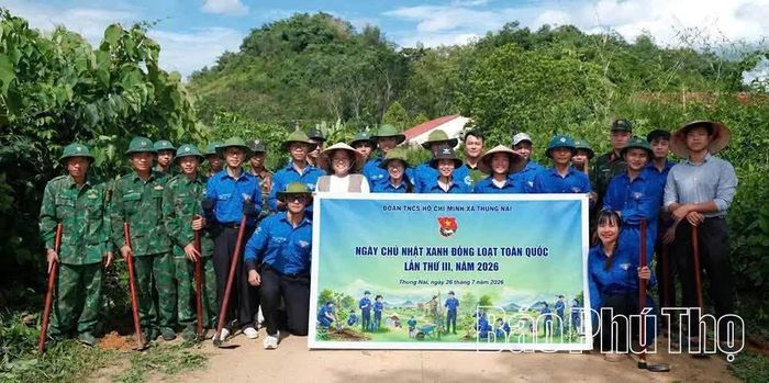 Đoàn viên thanh niên xã Thung Nai ra quân Ngày Chủ nhật xanh.