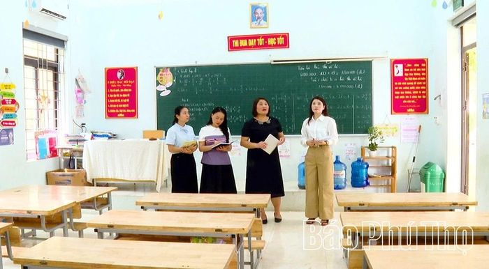Ban Giám hiệu Trường Tiểu học Tam Hồng 2 kiểm tra cơ sở vật chất, chuẩn bị các điều kiện phục vụ năm học mới sau sắp xếp.