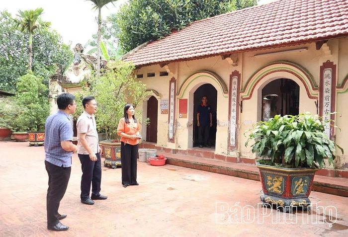 Đoàn công tác khảo sát thực tế, đánh giá hiện trạng di tích lịch sử - văn hóa Đền Quỳnh Lâm ở xã Bản Nguyên.