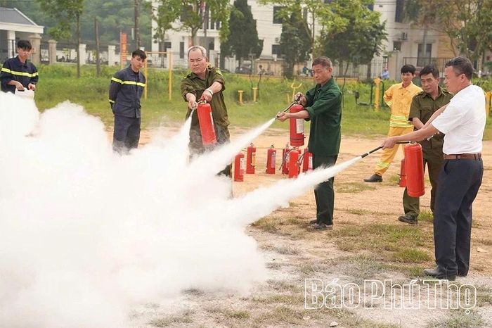 Công an xã Sông Lô phối hợp tổ chức tuyên truyền trải nghiệm, tập huấn kỹ năng phòng cháy, chữa cháy và cứu nạn, cứu hộ.