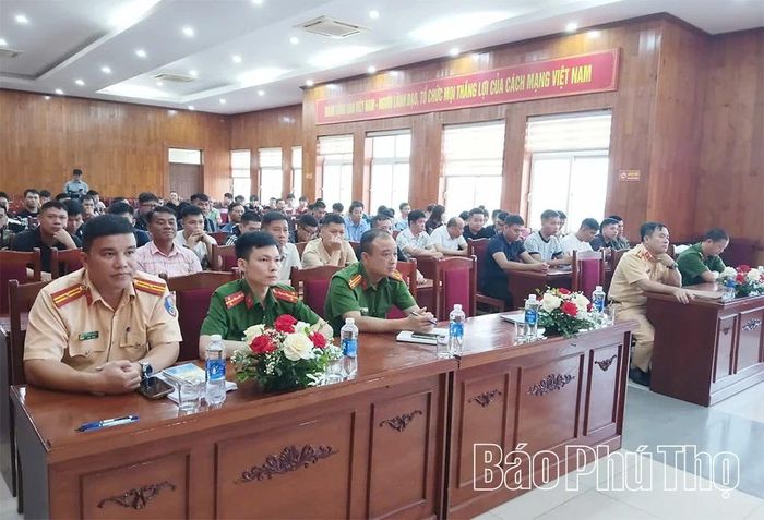 Các đại biểu và trên 70 doanh nghiệp, tổ chức, cá nhân tham dự hội nghị.
