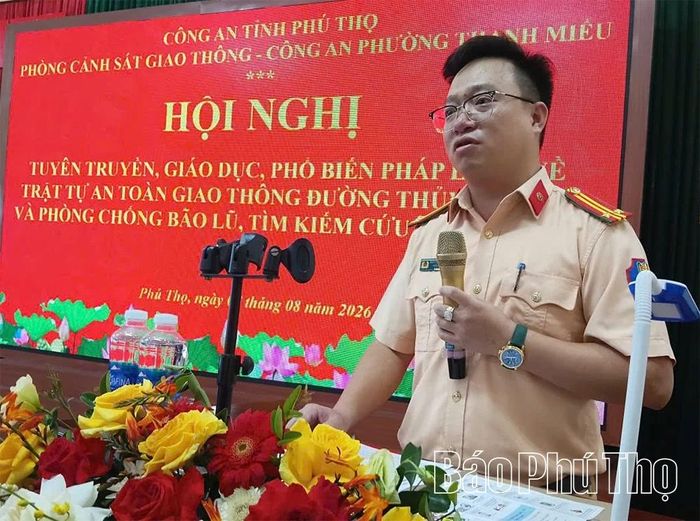 Cán bộ Đội Cảnh sát đường thủy số 1 phổ biến các quy định của pháp luật về trật tự, an toàn giao thông đường thủy nội địa.