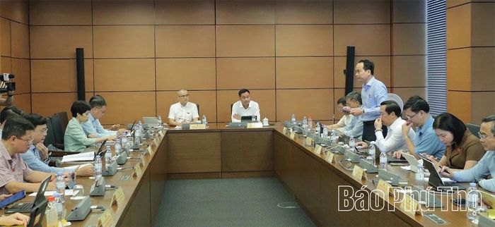 Đồng chí Bí thư Tỉnh ủy, Trưởng Đoàn ĐBQH tỉnh Phú Thọ Phạm Đại Dương chủ trì thảo luận ở Tổ 15.