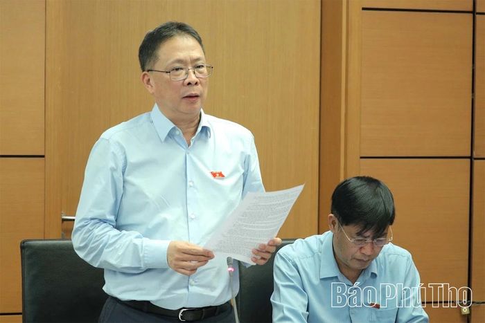 Đại biểu Quốc hội tỉnh Phú Thọ Châu Văn Minh thảo luận ở tổ.