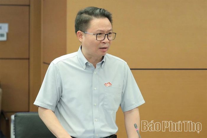 Đại biểu Quốc hội tỉnh Phú Thọ Nguyễn Minh Tuấn thảo luận ở tổ.