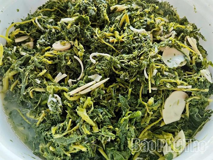 Ở Trạm Thản, khi muối rau sắn thường thêm vài lát măng tươi.