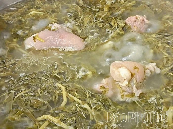 Bát canh rau sắn nấu với móng giò nóng hổi vừa có độ béo mà vẫn giữ vị bùi của rau sắn.