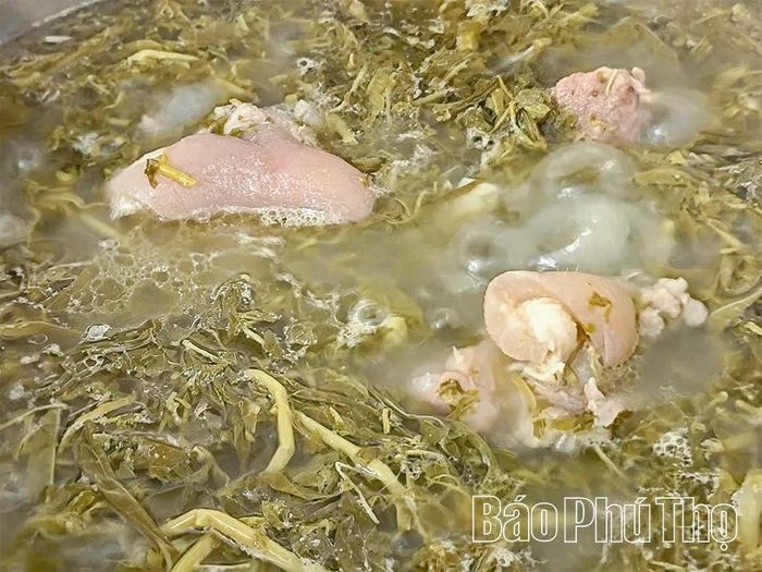 Bát canh rau sắn nấu với móng giò nóng hổi vừa có độ béo mà vẫn giữ vị bùi của rau sắn.