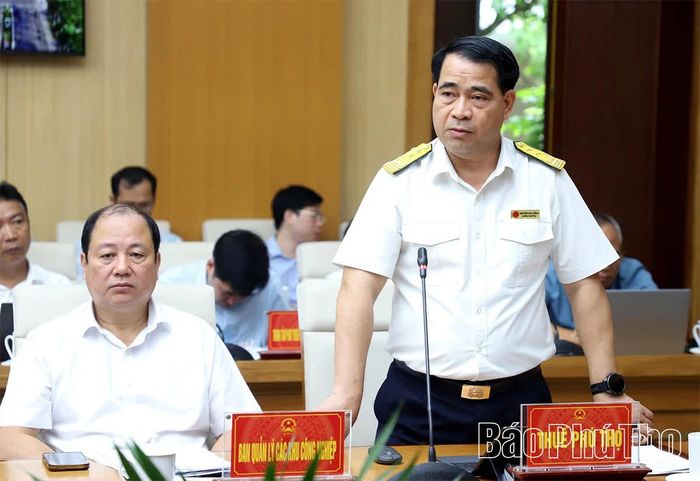 Lãnh đạo các sở, ngành báo cáo, tham luận tại hội nghị.