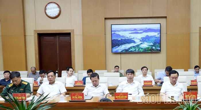 Các đồng chí Phó Chủ tịch UBND tỉnh và lãnh đạo các ban, sở, ngành dự hội nghị.