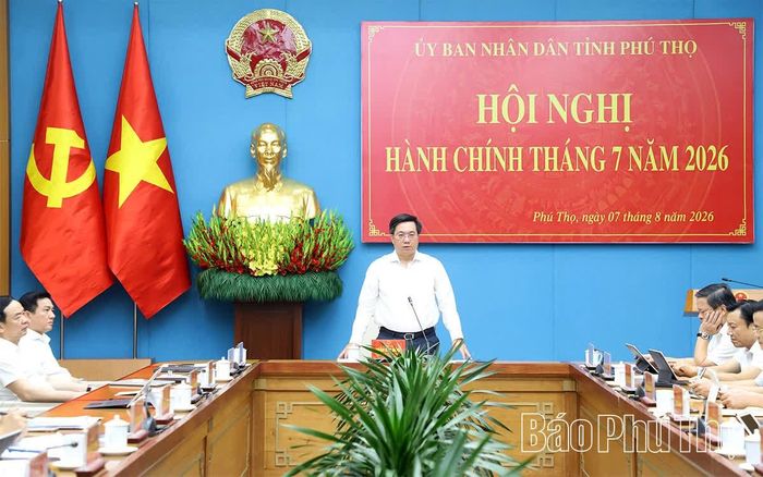 Đồng chí Chủ tịch UBND tỉnh Trần Duy Đông chủ trì hội nghị.