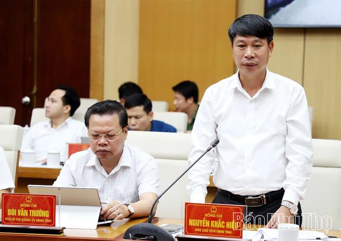 Đồng chí Phó Chủ tịch UBND tỉnh Nguyễn Khắc Hiếu phát biểu tại hội nghị.