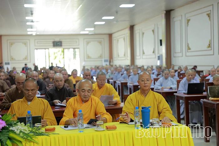 Các chức sắc, chức việc, nhà tu hành tại Trung tâm Phật giáo Hùng Vương tham dự hội nghị.