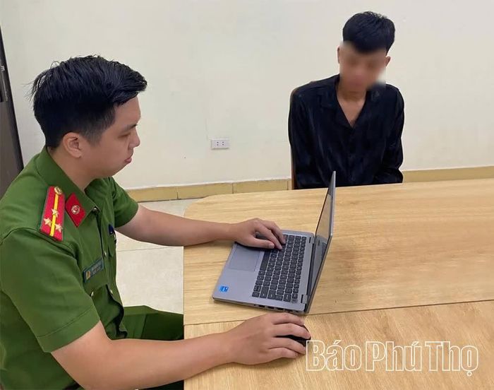Công an xã Tân Lạc làm việc với đối tượng B.V.H về hành vi tàng trữ trái phép chất ma túy.