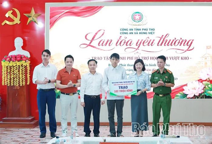 Lãnh đạo Báo và phát thanh, truyền hình Phú Thọ cùng các nhà hảo tâm trao tặng em Chu Vũ Tuấn Nam 102 triệu đồng (nguồn quỹ được huy động qua Chương trình PTV - Kết nối yêu thương).