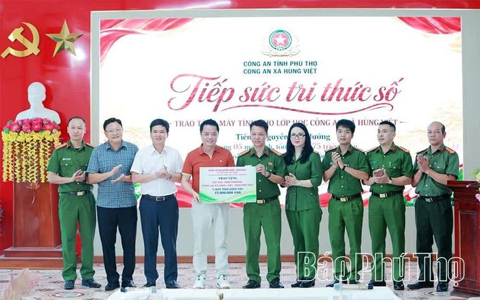 Ông Nguyễn Đức Hưởng trao tặng kinh phí mua máy tính cho Công an xã Hùng Việt.