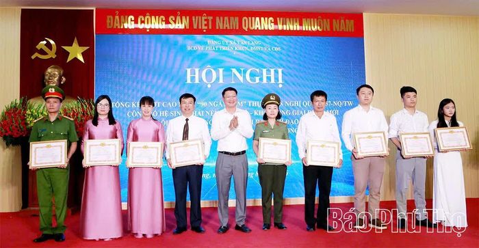 Lãnh đạo xã Văn Lang trao tặng giấy khen cho các tập thể, cá nhân.