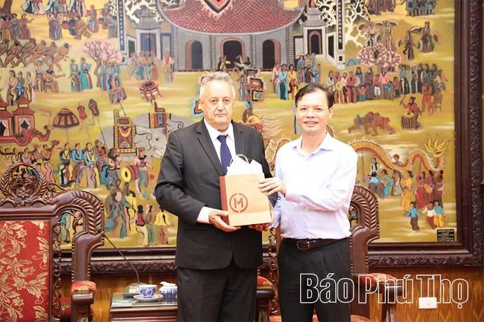 Đại diện đoàn doanh nghiệp Brazil trao quà lưu niệm tặng Trung tâm Xúc tiến đầu tư và Hỗ trợ doanh nghiệp tỉnh.
