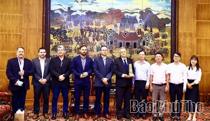 Trung tâm Xúc tiến đầu tư và Hỗ trợ doanh nghiệp tỉnh cùng lãnh đạo một số sở, ngành trao quà lưu niệm tặng đoàn doanh nghiệp Brazil.