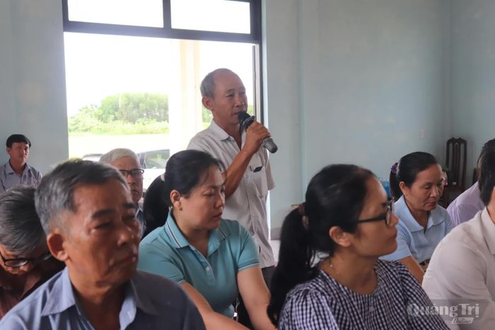 Cử tri xã Triệu Phong mong muốn địa phương đầu tư nâng cấp hệ thống tưới tiêu - Ảnh: T.P