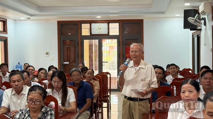 Cử tri xã Vĩnh Linh phát biểu ý kiến tại hội nghị - Ảnh: N.L