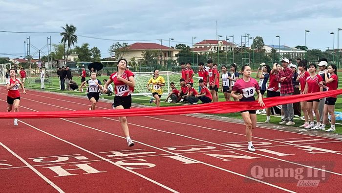 Các vận động viên thi đấu nội dung chạy 100m nữ - Ảnh: Thùy Trang
