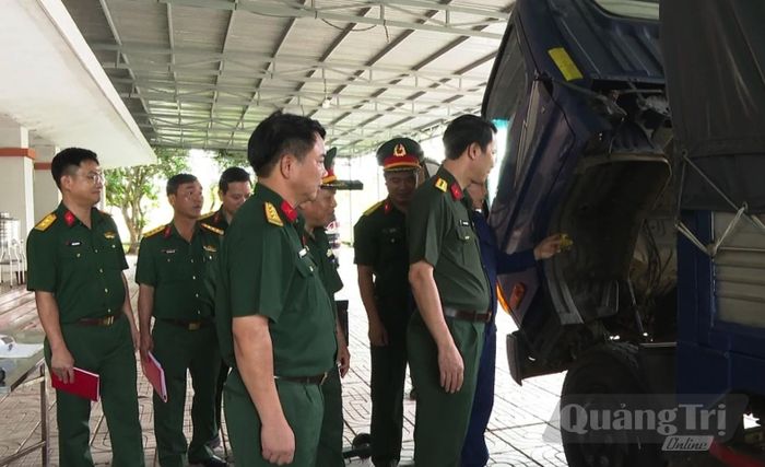 Ban Chỉ đạo 515 Quân khu 4 kiểm tra đăng kiểm ô tô phục vụ nhiệm vụ tìm kiếm, quy tập hài cốt liệt sĩ - Ảnh: H.C