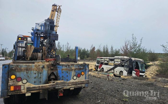 Lực lượng chức năng điều động phương tiện cứu hộ xe khách gặp tai nạn - Ảnh: Phan Khiêm