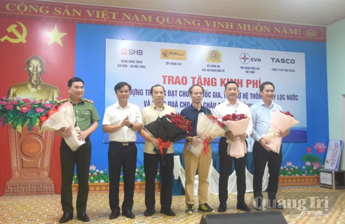 Đồng chí Nguyễn Chiến Thắng, Phó Bí thư Tỉnh ủy, Chủ tịch Ủy ban MTTQ Việt Nam tỉnh trao tặng hoa các đơn vị đồng hành - Ảnh: Đ.V