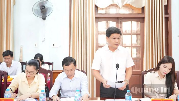 Đại diện lãnh đạo UBND xã Gio Linh báo cáo tại buổi làm việc - Ảnh: Mỹ Nhị