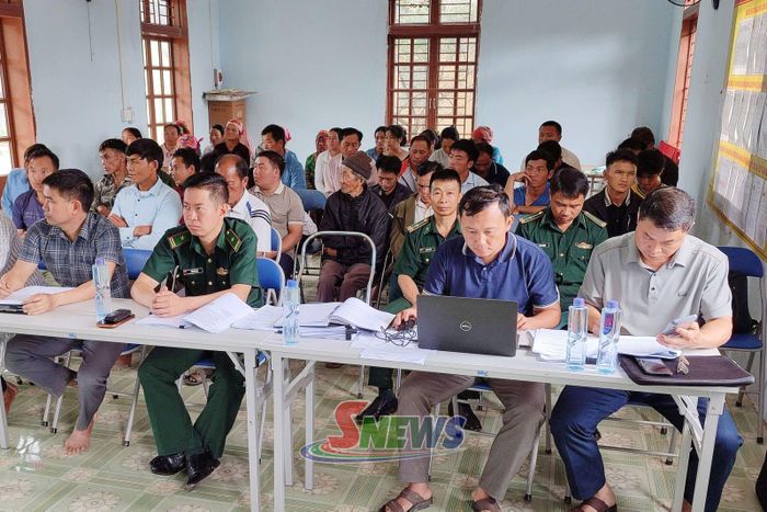 Cán bộ Đồn Biên phòng Nậm Lạnh tham gia sinh hoạt tại bản biên giới Huổi Dương, xã Sốp Cộp.