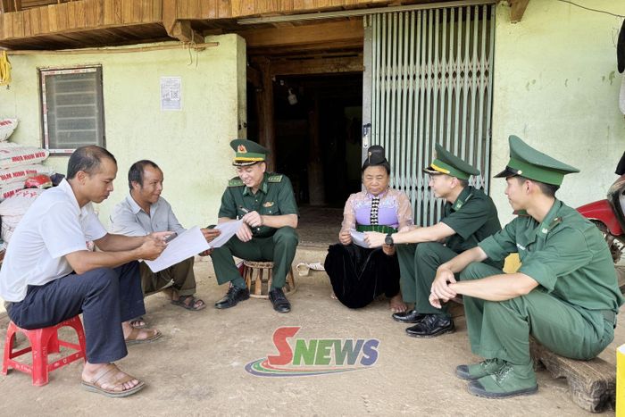 Đảng viên Đồn Biên phòng Phiêng Pằn tuyên truyền, vận động nhân dân bản Phiêng Khàng phát triển kinh tế, bảo vệ đường biên, cột mốc.