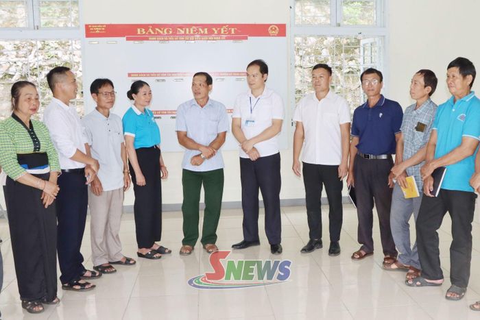 Lãnh đạo xã Tường Hạ trao đổi công tác dân tộc tại bản Khoa 2.
