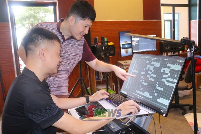 Các nhạc sĩ thực hiện việc phối nhạc cho các tác phẩm.