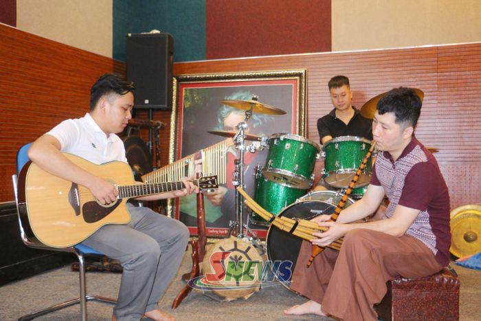 Các ca sĩ, nhạc sĩ Phòng Nhà hát ca múa nhạc, Trung tâm Văn hóa, Thể thao tỉnh sáng tạo các giai điệu từ những nhạc cụ truyền thống.