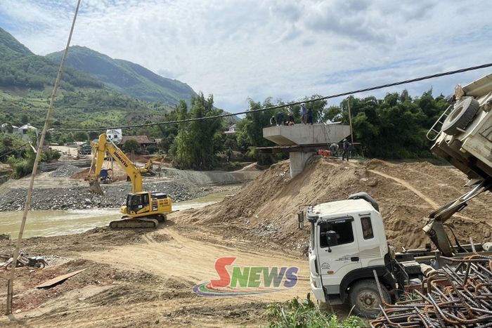 Thi công cầu qua sông Mã, bản Pe Tiến, xã Chiềng Sơ.