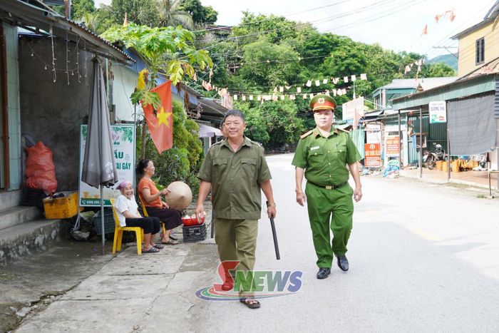 Công an xã Tân Phong phối hợp với Tổ an ninh, trật tự bản Vạn Yên tuần tra địa bàn.