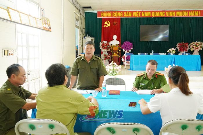 Thành viên Tổ an ninh, trật tự bản Vạn Yên tham gia giao ban với Công an xã Tân Phong.