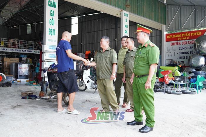 Lực lượng Công an xã và Tổ an ninh, trật tự ở cơ sở tuyên truyền, vận động các hộ kinh doanh chấp hành các quy định của pháp luật.