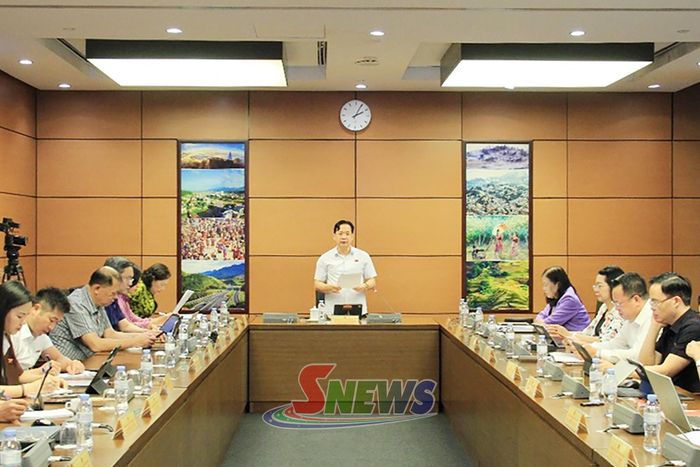 Đại biểu Hoàng Văn Nghiệm chủ trì thảo luận