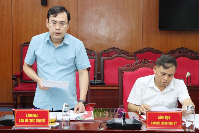 Lãnh đạo Ban Tổ chức Tỉnh ủy phát biểu tại hội nghị.