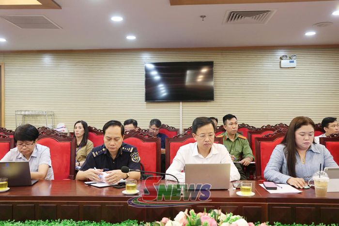 Các đại biểu tham dự cuộc làm việc.