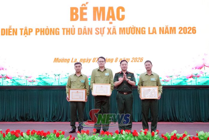 Đại diện Bộ Chỉ huy Quân sự tỉnh trao giấy khen cho tập thể và các cá nhân có thành tích xuất sắc.