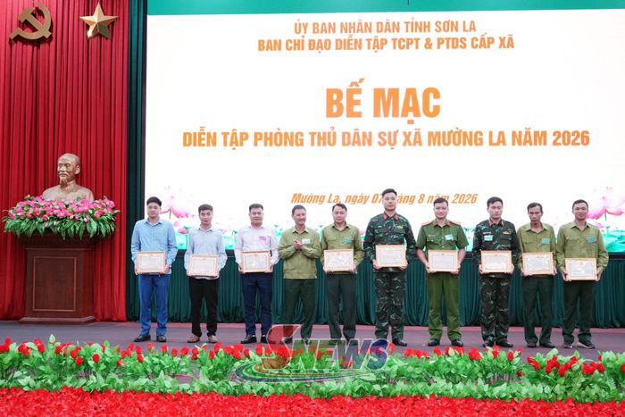 Lãnh đạo xã Mường La trao giấy khen cho các các cá nhân có thành tích xuất sắc nhiệm vụ diễn tập phòng thủ năm 2026.